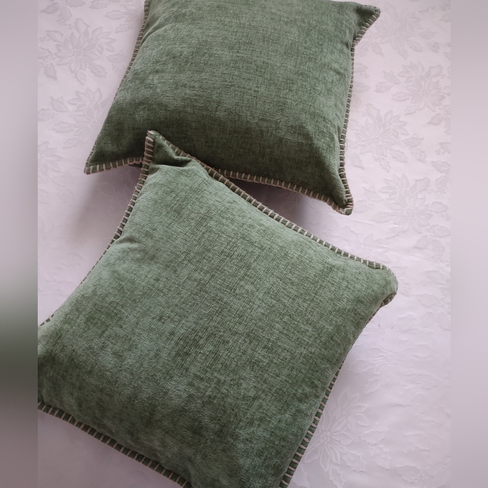 2 Throw Pillows with Pure Color Burlap Stitches Edges